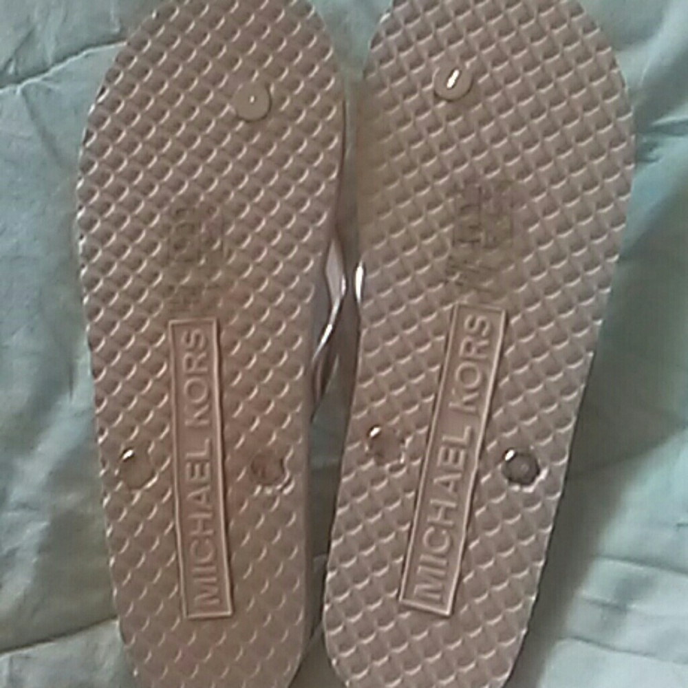 New Michael Kors Metallic Soft Pink Lock Flip Flop - Picture 7 of 8